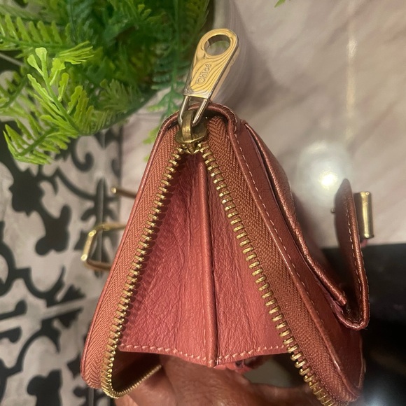 GUC Chloe signature bow zippy wallet - Picture 9 of 10